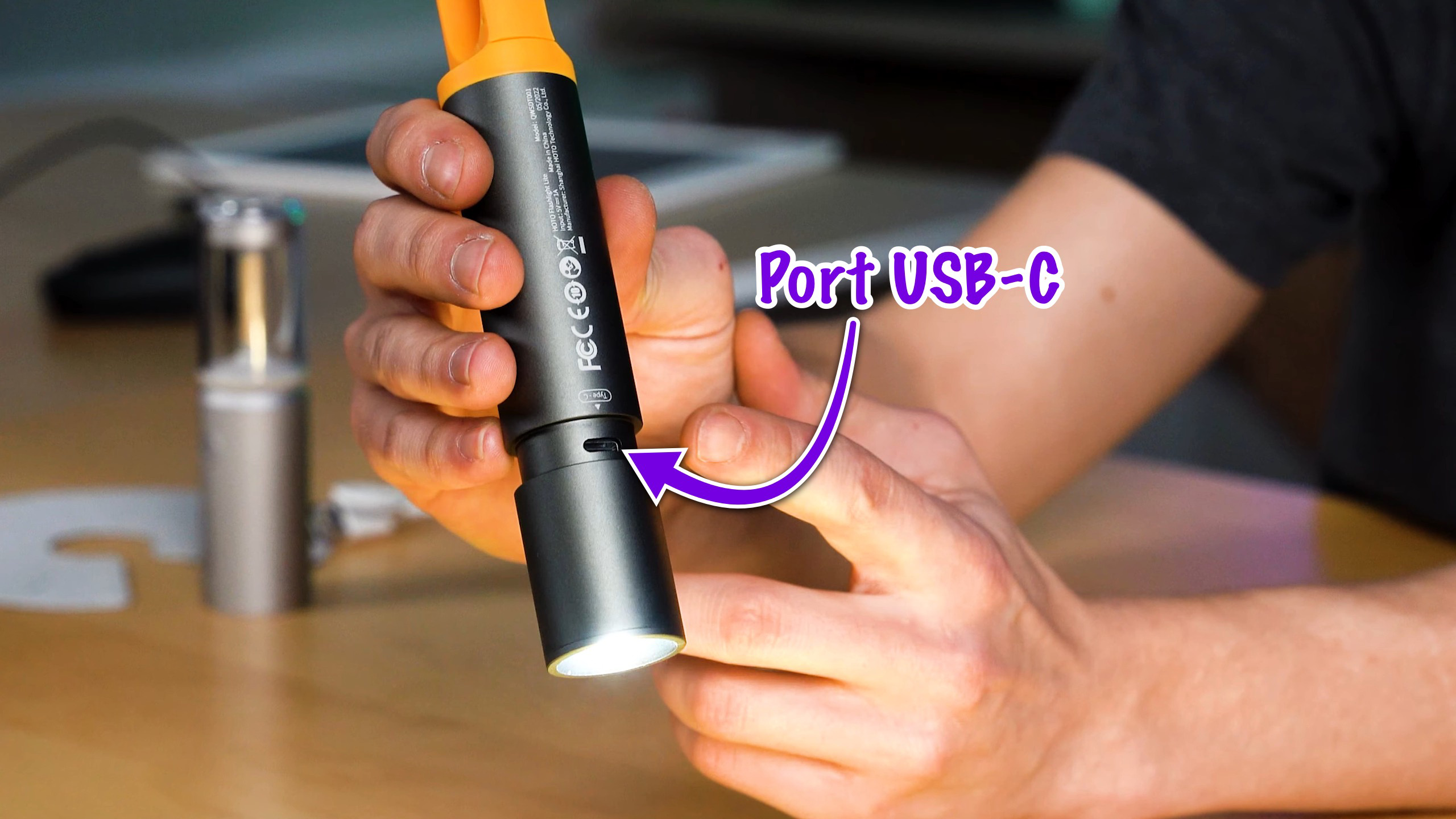 Port USB-C w latarce HOTO 